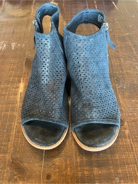 Sofft Black Perforated Leather Peep Toe Booties Block Heel Sandals Sz 10